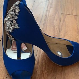 Nearly new Badgley Mischka beautiful blue Nilla pump